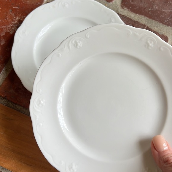 Three Quaint White Plates - Picture 5 of 8